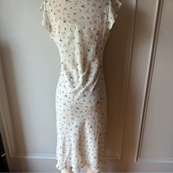 The prettiest floral dress! Has a detachable slip, and cute lace details! - Picture 3 of 4